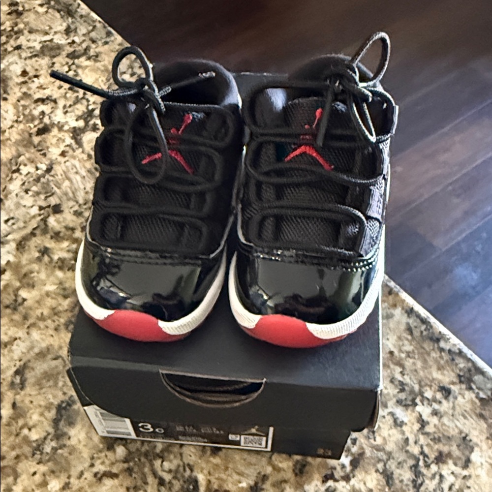 Infant Jordan bred 11 low - Picture 2 of 5